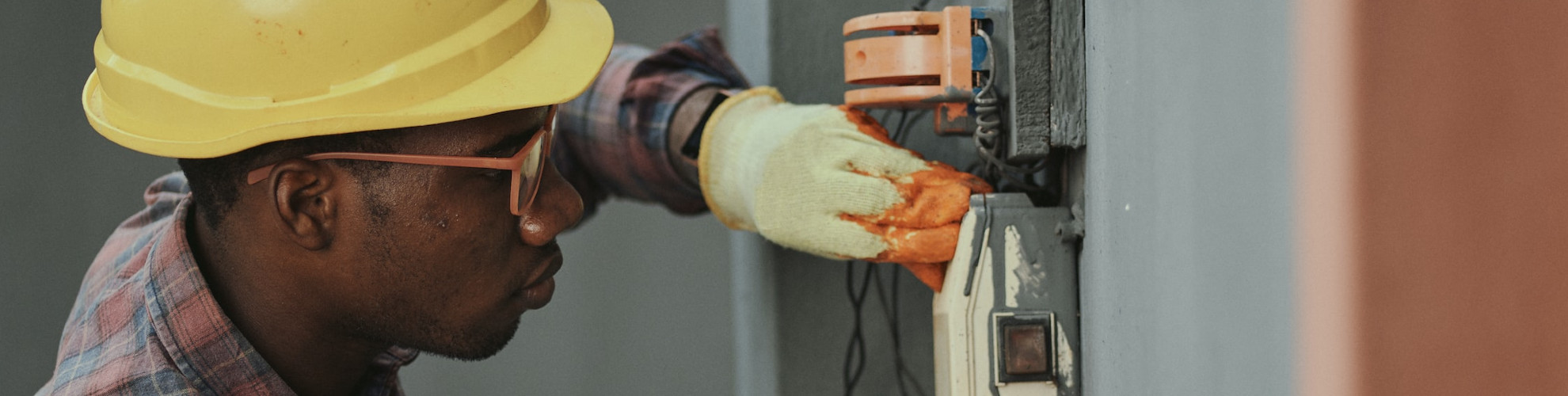 Hombre con casco - Ley de Prevención de Riesgos Laborales: formación y cumplimiento