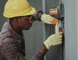 Hombre con casco - Ley de Prevención de Riesgos Laborales en la empresa: formación y cumplimiento